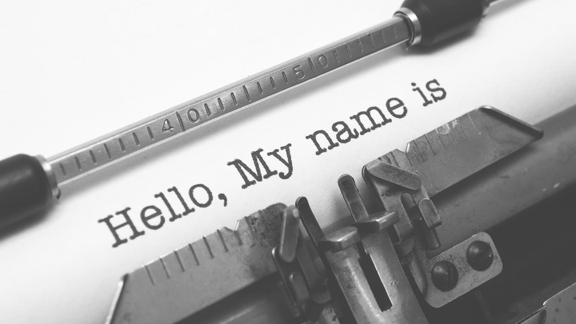 Надпись на листе в печатной машинке: 'Hello My name is'